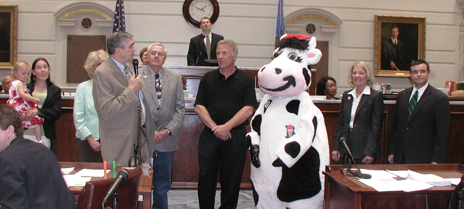Senator Justice presents SCR 85 honoring the Braum's family for thier 40 years of outstanding service to Oklahoma. 